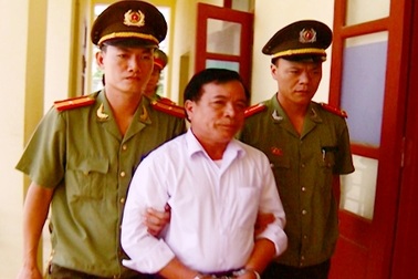 Khởi tố, bắt tạm giam 2 cán bộ xã