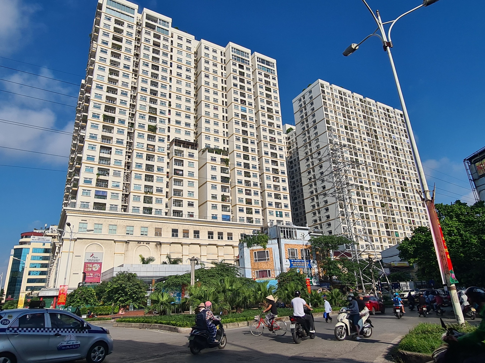 Cận cảnh những khối bê tông khổng lồ mọc dày đặc gần chân cầu Vĩnh Tuy - 5 Cận cảnh những khối bê tông khổng lồ mọc dày đặc gần chân cầu Vĩnh Tuy - 5