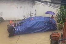 Nhiều chủ xe bày nhau dùng bạt để chống ngập ô tô, chi phí rẻ mà hiệu quả