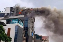 Hà Nội: Tum nhà 6 tầng trên đường Giải Phóng bốc cháy ngùn ngụt