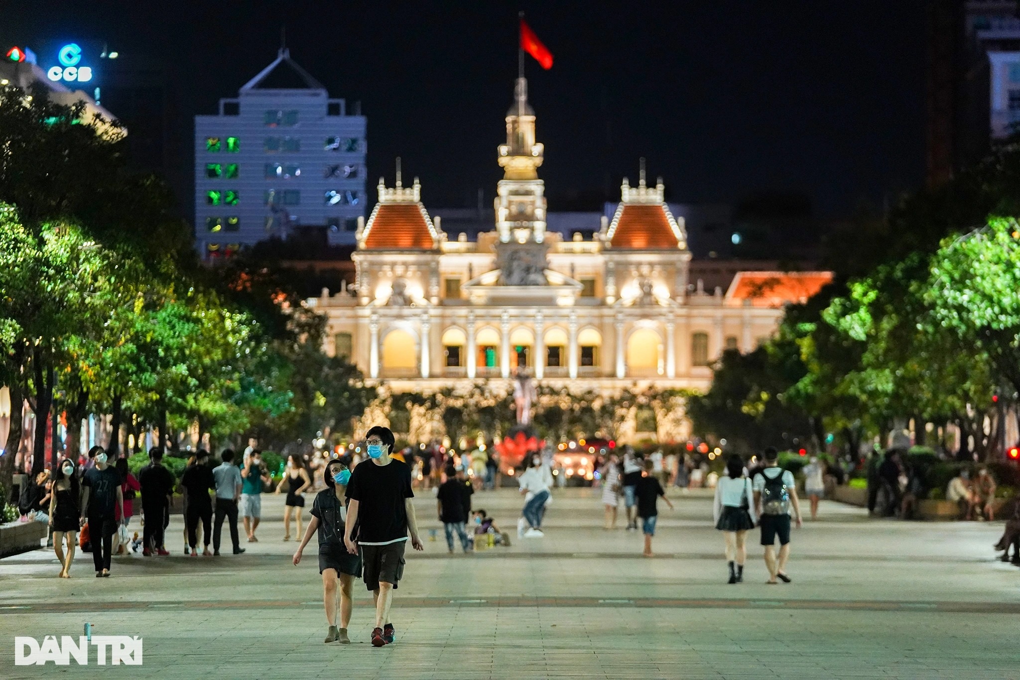 Phố đi bộ Nguyễn Huệ nhộn nhịp ngày cuối tuần khi TPHCM mở cửa - 14 Phố đi bộ Nguyễn Huệ nhộn nhịp ngày cuối tuần khi TPHCM mở cửa - 14