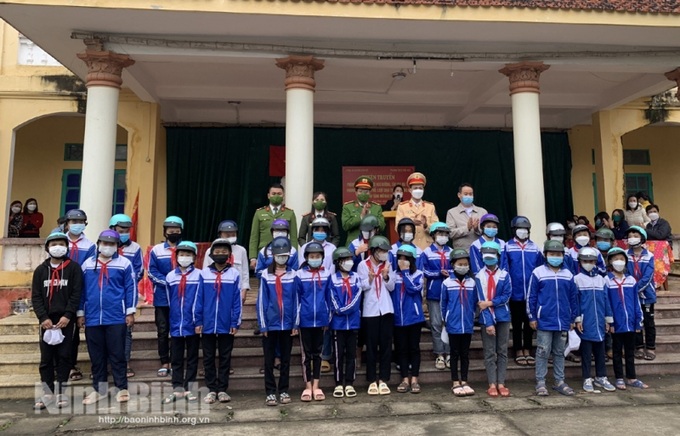 Trao tặng mũ bảo hiểm cho học sinh Trường THCS Yên Hòa. Ảnh baoninhbinh.org.vn