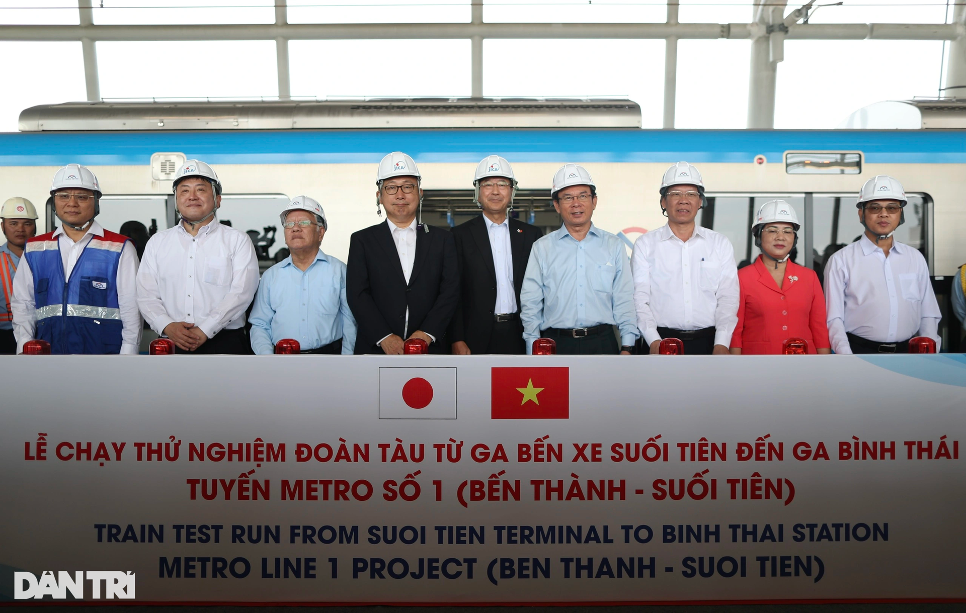 Người dân TPHCM hào hứng thử nghiệm tàu metro số 1 Bến Thành - Suối Tiên - 2 Người dân TPHCM hào hứng thử nghiệm tàu metro số 1 Bến Thành - Suối Tiên - 2