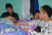 Cận kề cái chết, người cha nghèo cầu xin nhà hảo tâm cho con miếng ăn