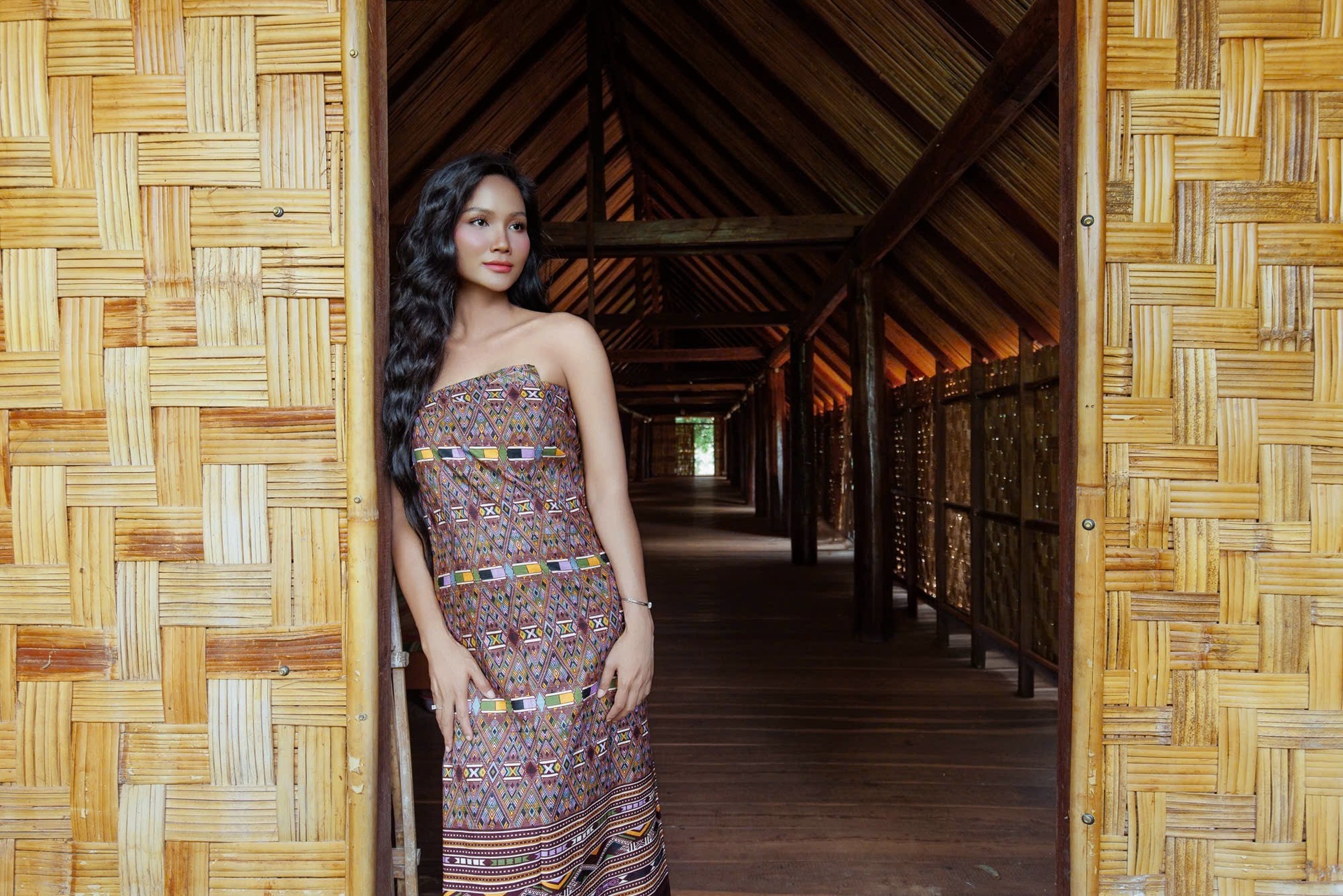 HHen Niê và loạt trang phục “giấu bụng” trước khi công bố tin vui - 7 HHen Niê và loạt trang phục “giấu bụng” trước khi công bố tin vui - 7