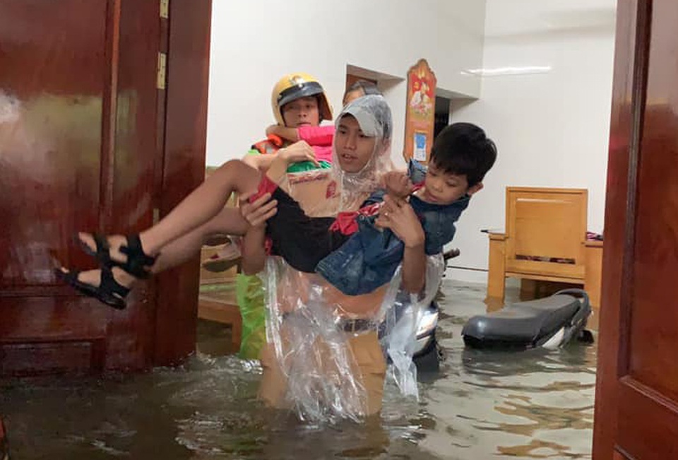Công an, bộ đội đi xuồng đến từng nhà giải cứu dân trong lũ - 7 Công an, bộ đội đi xuồng đến từng nhà giải cứu dân trong lũ - 7