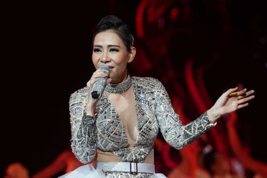 Thu Minh sexy hết cỡ khi hội ngộ khán giả Duyên dáng Việt Nam