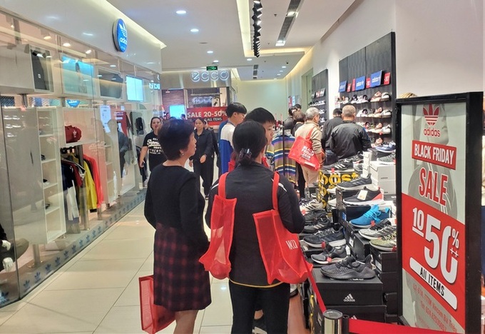 Khách Hà Nội rồng rắn xếp hàng chờ vận may trúng Vinfast Lux trong ngày Black Friday - Ảnh 7. Khách Hà Nội rồng rắn xếp hàng chờ vận may trúng Vinfast Lux trong ngày Black Friday - Ảnh 7.