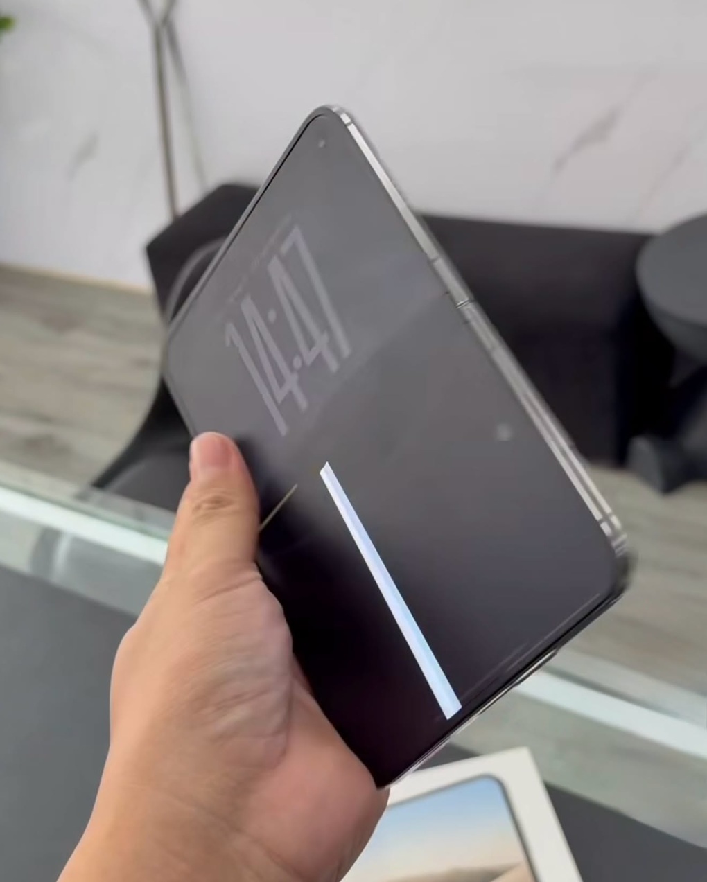 بعد أقل من يوم من شراء هاتف آيفون ديو، أعرب زبون فيتنامي عن قلقه بسبب ظهور خطوط على الشاشة - 2 Mua iPhone Duo chưa được 1 ngày, khách Việt hoang mang vì bị sọc màn hình - 2