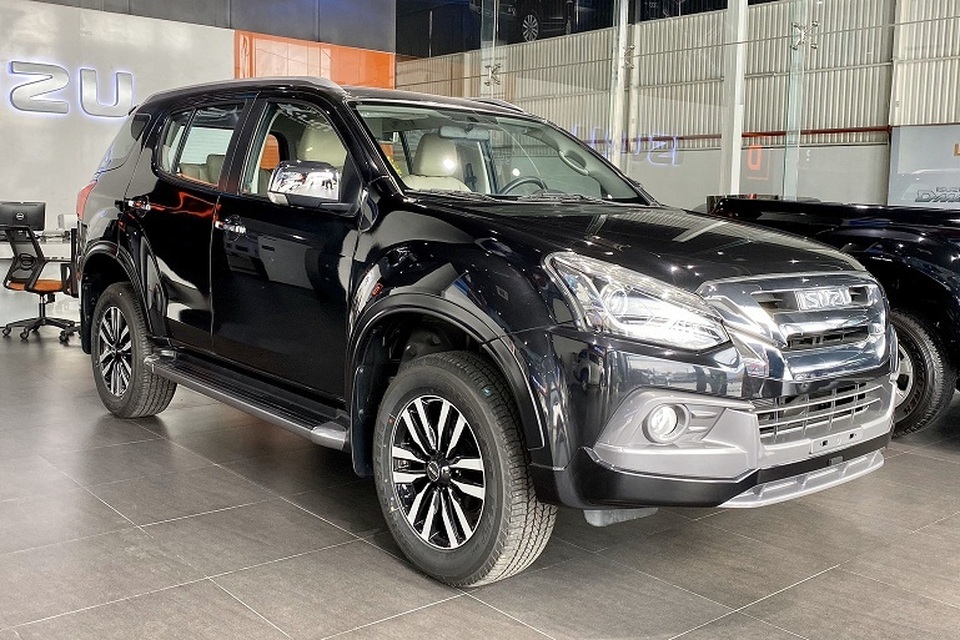 Nhiều xe ế hạ giá sốc câu khách dịp cuối năm - 2