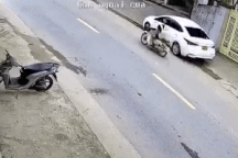 Tài xế vượt ẩu, ô tô con tạt đầu xe tải, tự rước hoạ