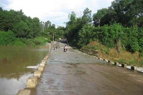 Vụ 5 người trên ô tô bị nước nhấn chìm: Nỗ lực tìm kiếm trong đêm bất thành