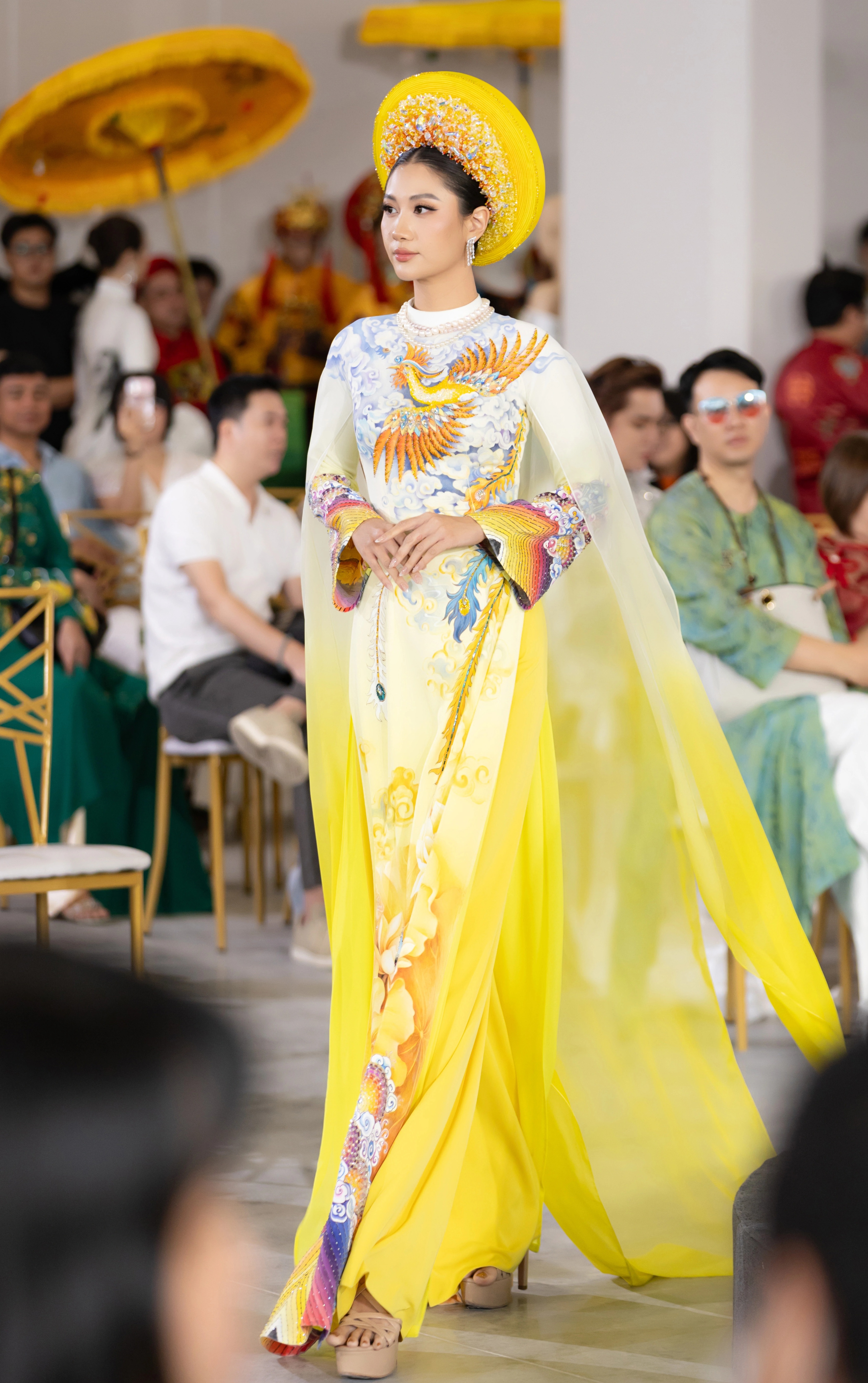 Hoa hậu Phương Linh khoe nhan sắc rạng rỡ trong tà áo dài sau đăng quang - 2