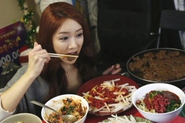 Vợ tôi tham ăn đến mức... các con nhỏ cũng thấy ái ngại