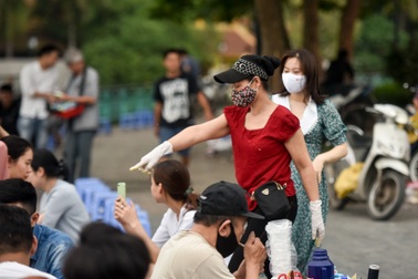 Trà đá ven hồ Tây kín đặc người, chủ quán lẫn khách hàng thờ ơ với lệnh cấm