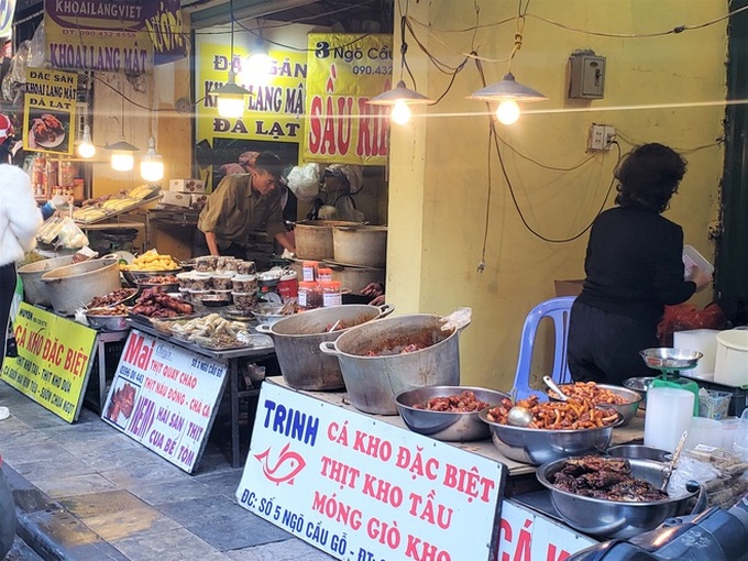 Khu chợ độc nhất Hà Nội: Mở vài tiếng bán hàng trăm cân cá kho, trời lạnh càng hút khách - Ảnh 3.