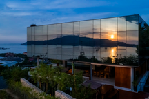 Căn biệt thự độc lạ, phủ kính vuông vức, thu trọn bầu trời tại Nha Trang