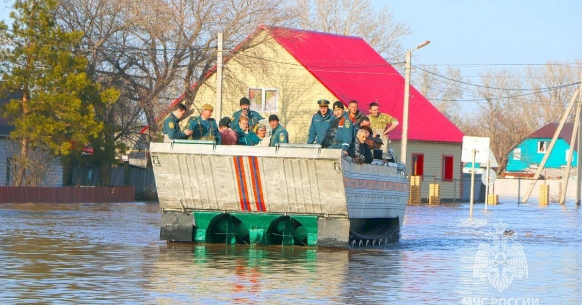 Một khu vực bị ngập lụt trong nước lũ ở Orenburg, Nga (Ảnh: Reuters).