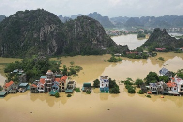 Hơn 5.800 nhà dân ở Ninh Bình ngập trong mưa lũ