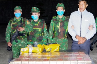 Biên phòng mật phục, khống chế kẻ vận chuyển thuê 32 bánh heroin