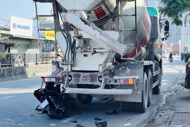 Xe máy tông đuôi xe bồn ở TPHCM, 2 thanh niên nguy kịch