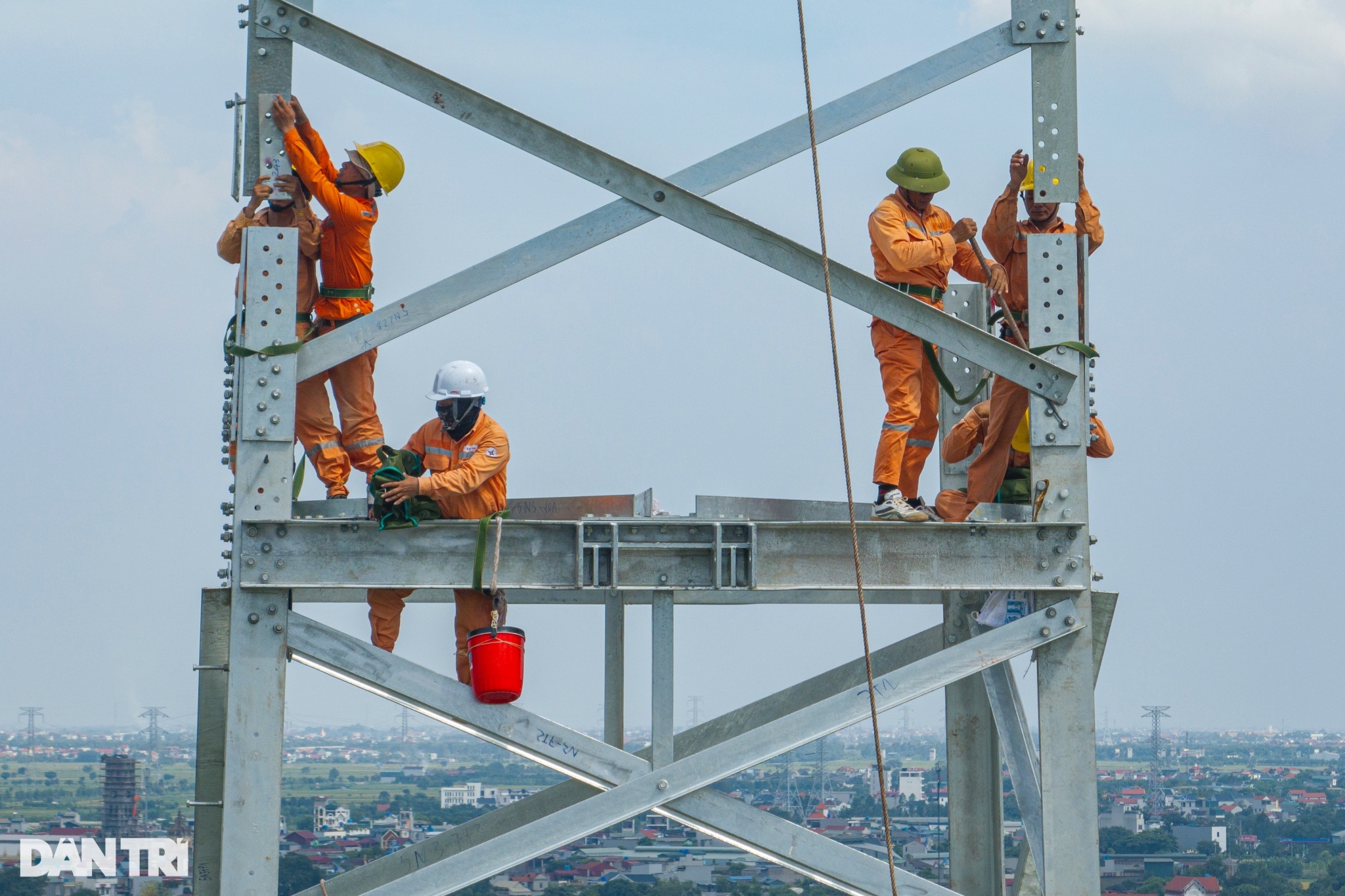 View - Công nhân đội nắng 40 độ C, treo mình giữa lưng trời xây đường điện 500kV | Báo Dân trí