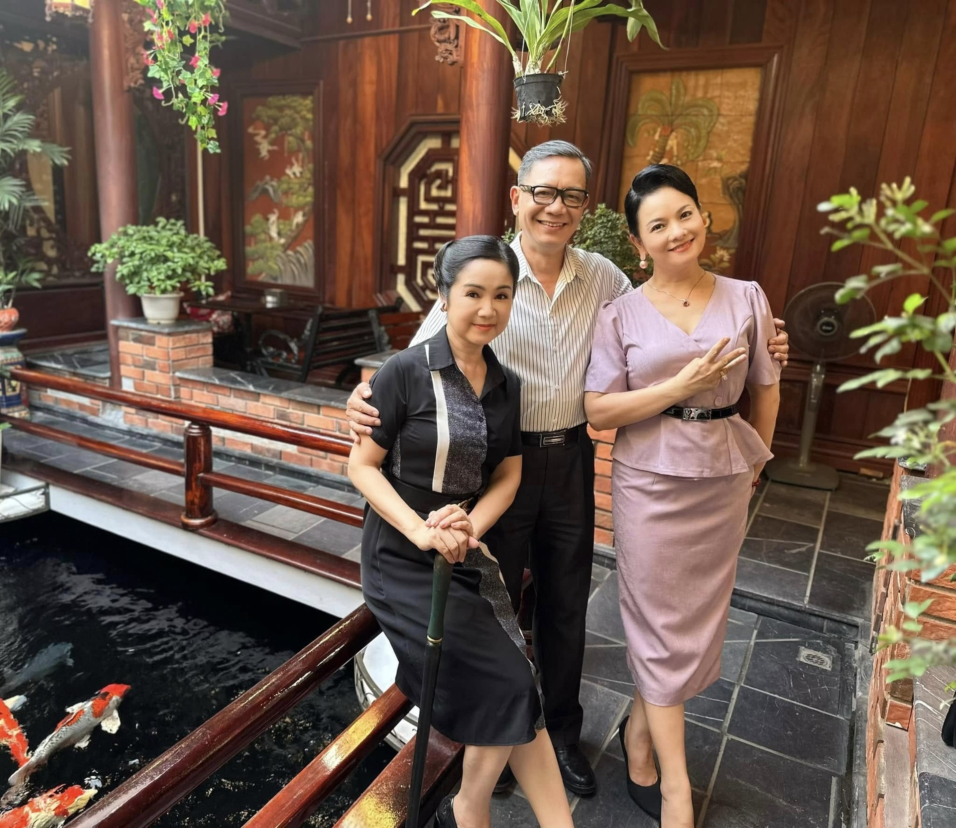 NSND Thu Quế nắm chặt tay NSƯT Phạm Cường, nhận kỷ niệm chương điện ảnh - 6 NSND Thu Quế nắm chặt tay NSƯT Phạm Cường, nhận kỷ niệm chương điện ảnh - 6