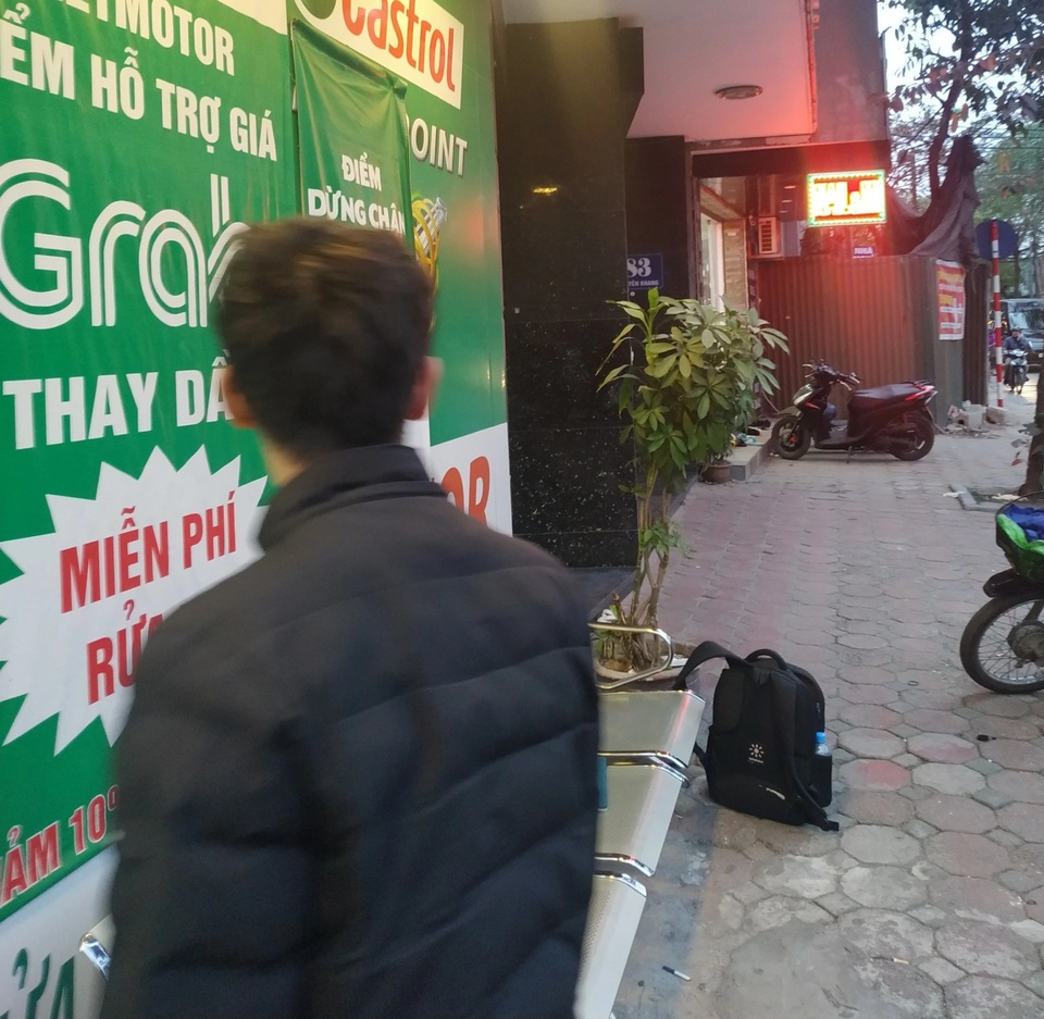 Thẩm mỹ viện Việt Hàn đóng kín cửa, người dân tập trung đông sau vụ việc chết người - 3 Thẩm mỹ viện Việt Hàn đóng kín cửa, người dân tập trung đông sau vụ việc chết người - 3