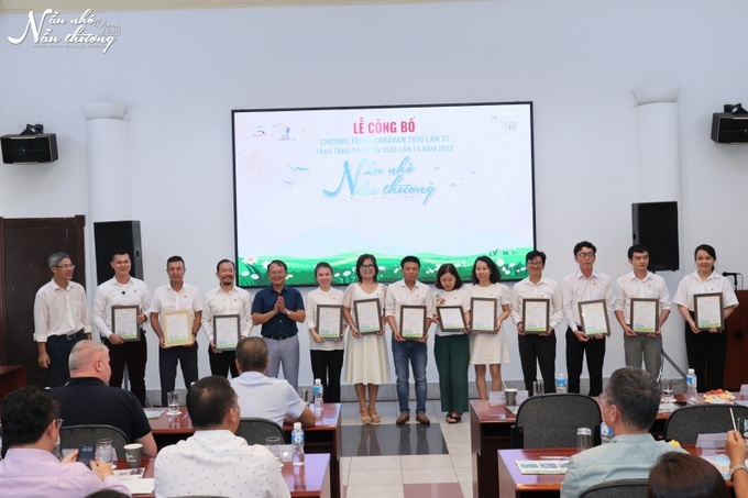 Trao quyết định thành lập Ban tổ chức Chương trình.