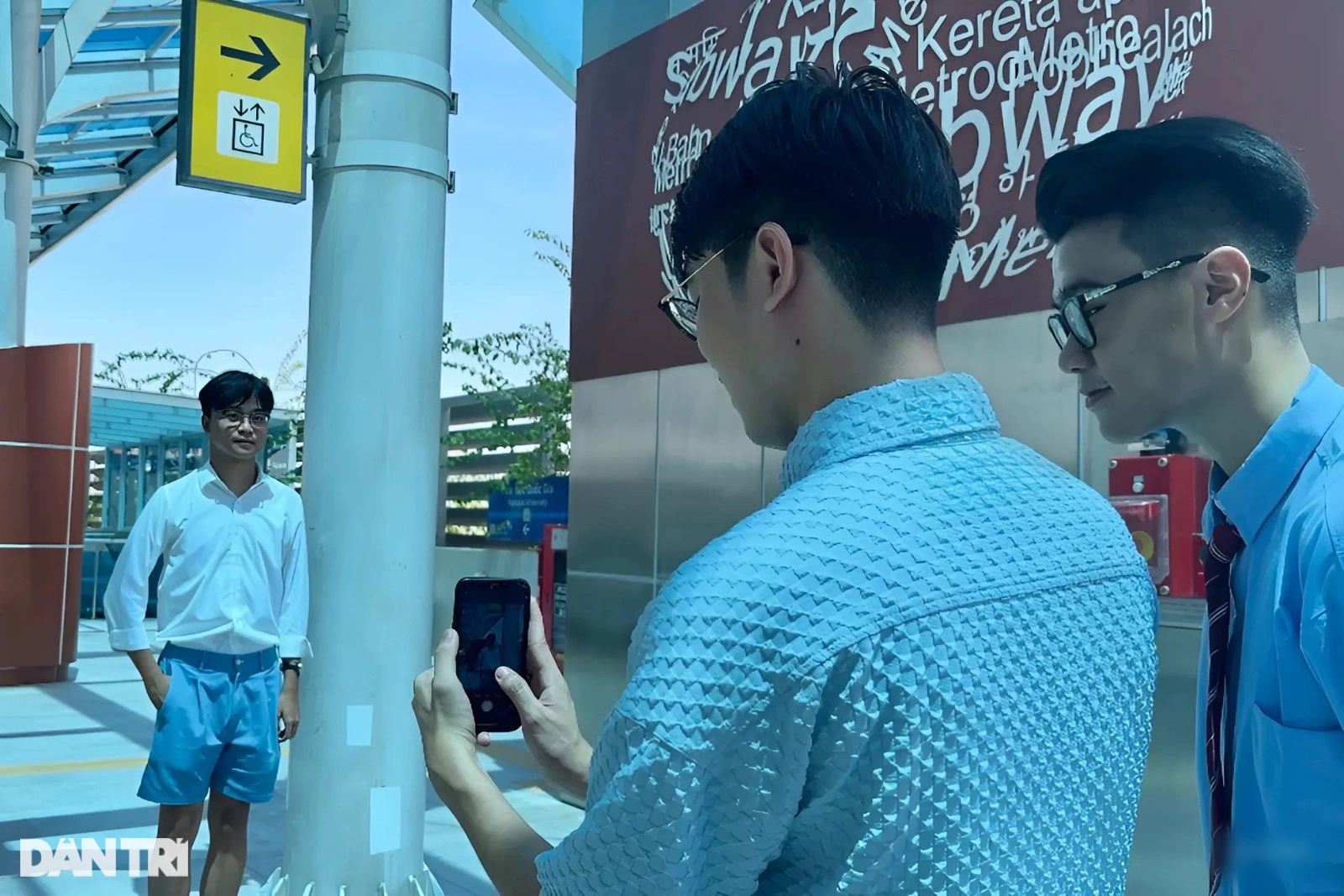 Nắng nóng giới trẻ Hà Nội vẫn đổ xô sống ảo ở tuyến tàu Nhổn - ga Hà Nội - 1 Nắng nóng giới trẻ Hà Nội vẫn đổ xô sống ảo ở tuyến tàu Nhổn - ga Hà Nội - 1