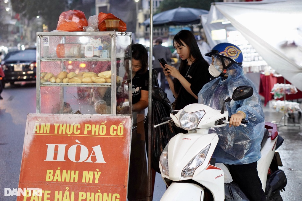 Quán bánh mì phố cổ Hà Nội bị chê bán đắt mỗi ngày vẫn hết veo 800 chiếc - 1