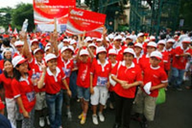 Tặng sách và tài liệu tham khảo cho trẻ có hoàn cảnh khó khăn