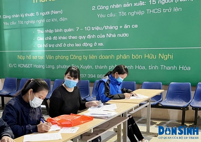 Người lao động đến giao dịch tại Trung tâm Dịch vụ việc làm Thanh Hóa