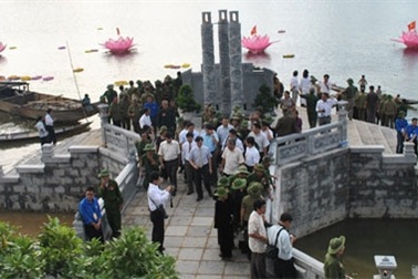 Ấm lòng bên tượng đài, nghĩa trang liệt sĩ