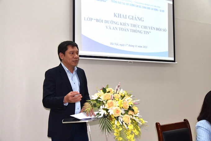 Ông Đỗ Chí Dũng, Giám đốc Trung tâm Thông tin trình bày chuyên đề: “Một số vấn đề đặt ra đối với việc thực hiện định hướng chuyển đổi số trong lĩnh vực lao động, người có công và xã hội”