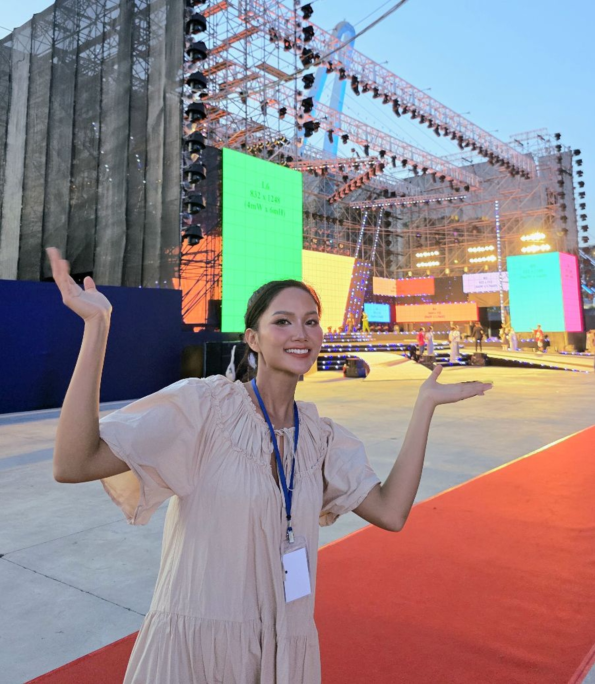 HHen Niê và loạt trang phục “giấu bụng” trước khi công bố tin vui - 8 HHen Niê và loạt trang phục “giấu bụng” trước khi công bố tin vui - 8