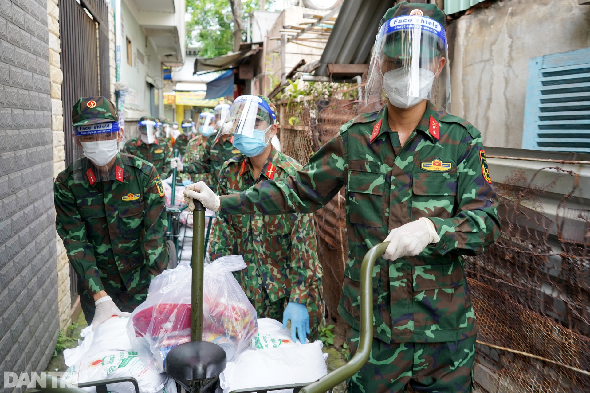 Bộ đội dùng xe đạp thồ chuyển thực phẩm vào tận hẻm nhỏ cho người dân TPHCM - 2 Bộ đội dùng xe đạp thồ chuyển thực phẩm vào tận hẻm nhỏ cho người dân TPHCM - 2