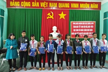 Quảng Ngãi: 1.500 áo ấm đến với học sinh nghèo vùng cao