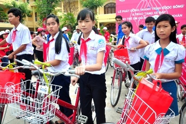 90 học sinh nghèo Đà Nẵng, Quảng Nam được tặng xe đạp