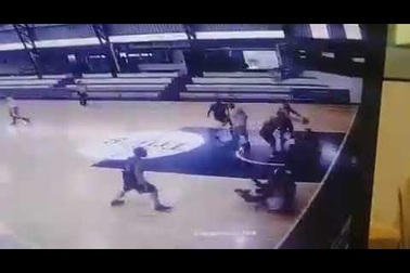 Bị thổi phạt, cầu thủ bóng rổ lao vào đánh trọng tài nhập viện