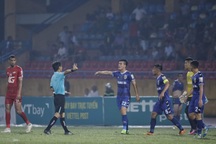 Trọng tài “bẻ còi” ở Hàng Đẫy thừa nhận sai lầm