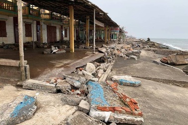 Phố du lịch biển "đóng băng" vì bờ kè tan nát