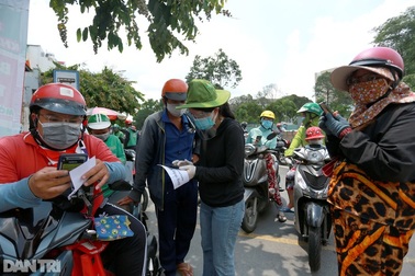 Khai y tế ở Gò Vấp: Ùn ứ căng thẳng, tình nguyện viên bị mắng phát khóc