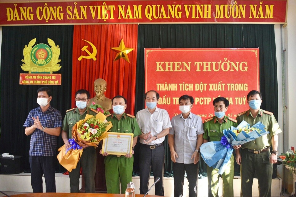 Người phụ nữ bị bắt cùng 20.000 viên ma túy khi vừa bước xuống xe - 1 Người phụ nữ bị bắt cùng 20.000 viên ma túy khi vừa bước xuống xe - 1