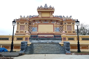 Vụ trùng tu bia cổ Quốc học: Điều chỉnh lại màu sắc và một số họa tiết trên bia