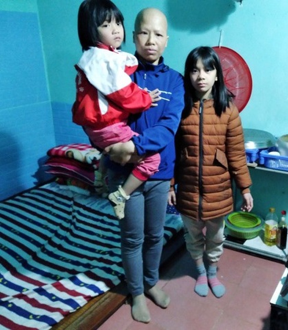 Người mẹ ung thư nghẹn ngào cầu xin các nhà hảo tâm thương 3 đứa con mồ côi - 3 Người mẹ ung thư nghẹn ngào cầu xin các nhà hảo tâm thương 3 đứa con mồ côi - 3