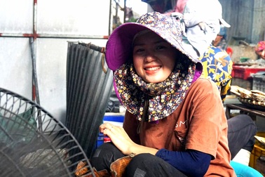 Bươn chải kiếm 6 triệu đồng/tháng từ nghề tự..."nướng" mình bên bếp than