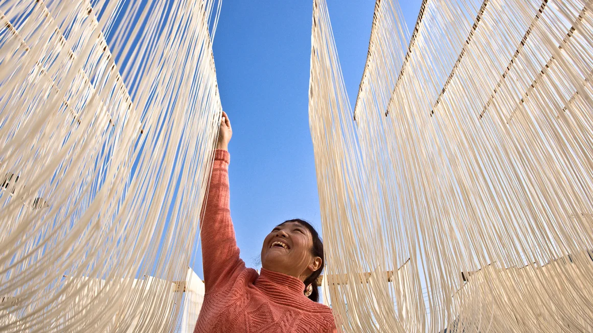 เบื้องหลังบะหมี่อายุยืนชื่อดังช่วงเทศกาลตรุษจีน - 1 Câu chuyện đằng sau món mỳ trường thọ nổi tiếng ngày Tết - 1