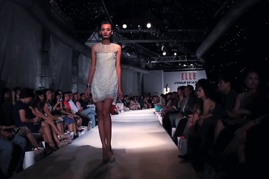 Tuyết Lan - Hoàng Thùy tại ELLE Fashion show