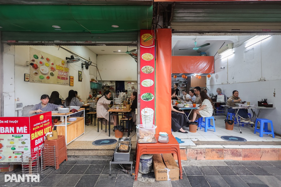 Hà Nội: Quán bánh ướt đĩa chồng đĩa, hút khách bởi cách ăn độc đáo - 1 Hà Nội: Quán bánh ướt đĩa chồng đĩa, hút khách bởi cách ăn độc đáo - 1